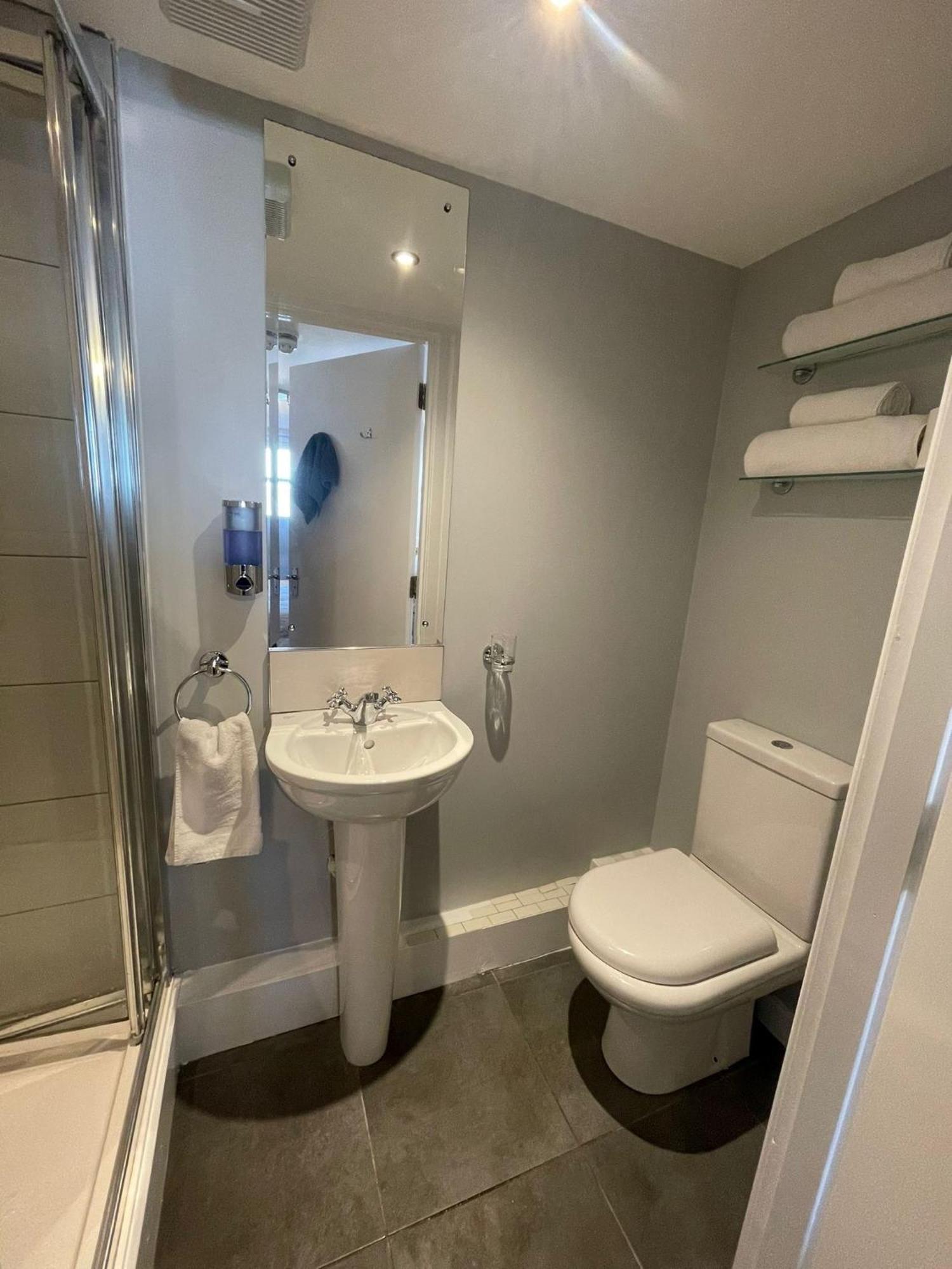 Blackbull With Rooms Lower Cumbernauld Eksteriør bilde